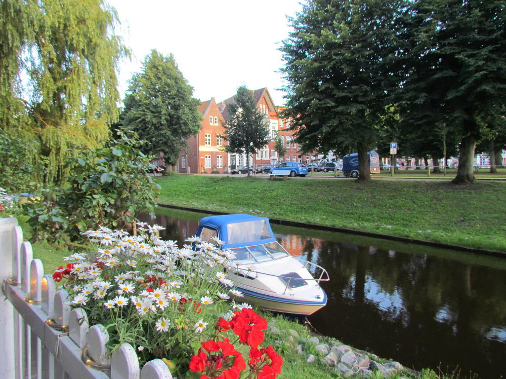 Apartments Im Froschhaus Mit Fruehstueckskuechen Friedrichstadt Dış mekan fotoğraf